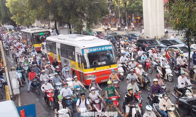 9 phường nào ở Hà Nội trong vùng cấm xe máy chạy xăng? 