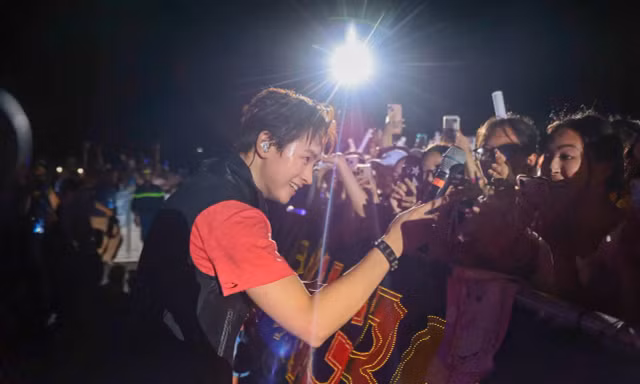 'Cỗ máy nhảy' CONGB lao xuống sân khấu concert Thanh xuân