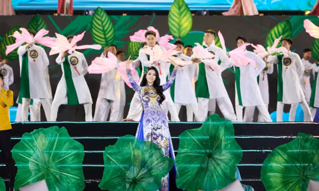 Hàng trăm nghệ sĩ tái hiện lịch sử, hoa hậu góp mặt trong đại cảnh