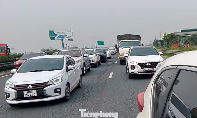 Ùn tắc khiến CSGT phải đóng cao tốc nhiều lần trong ngày đầu nghỉ lễ Giỗ Tổ