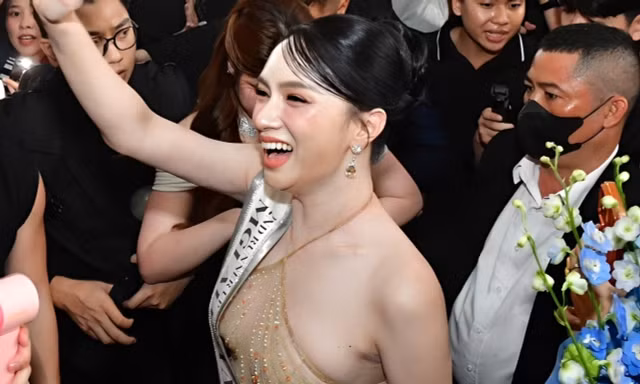 Rà soát vụ Hương Giang diễu hành trên xe buýt hai tầng