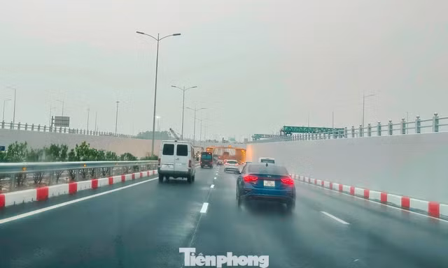 Hình ảnh xe qua nút giao ngầm trên cao tốc Cầu Giẽ - Ninh Bình vừa vận hành 