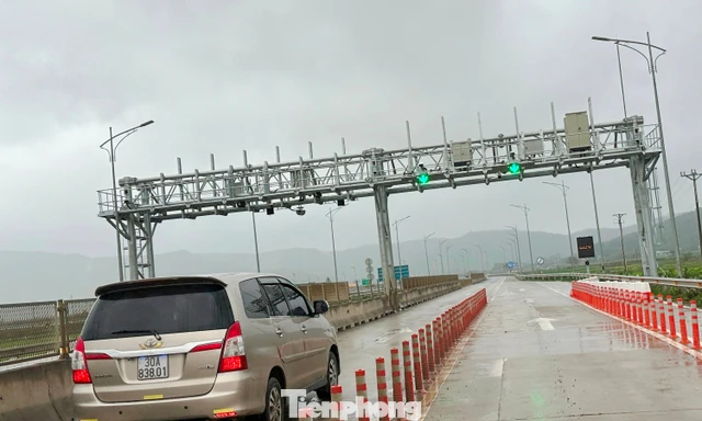 Tận thấy các trạm thu phí tự động hiện đại vừa vận hành trên cao tốc Bắc - Nam
