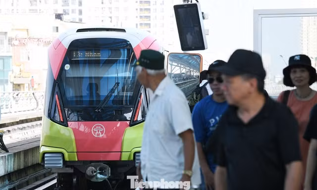 Tàu điện Hà Nội chạy thêm giờ phục vụ khách dịp Quốc khánh