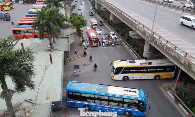 Khu vực bến xe Nước Ngầm sau khi xén dải phân cách