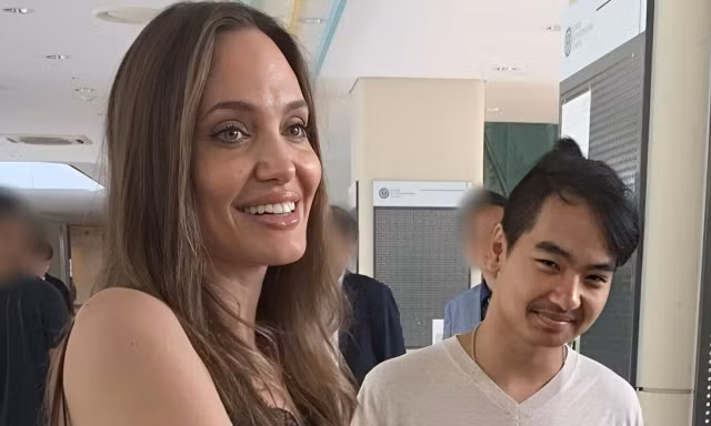 Hai người con công khai bỏ họ Brad Pitt