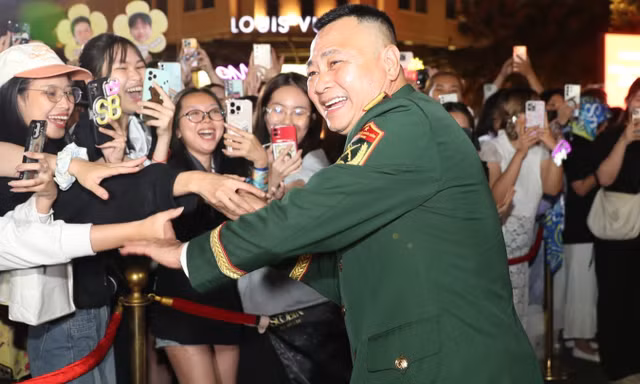 Khán giả TPHCM bao vây NSND Tự Long