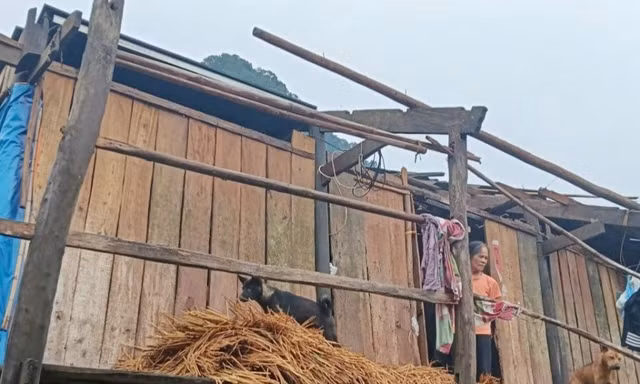 Mưa kèm gió lốc, làm tốc mái nhiều nhà dân ở Cao Bằng 