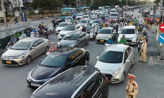 Hà Nội: Cấm xe taxi vào giờ cao điểm trên phố Khâm Thiên từ ngày 14/2