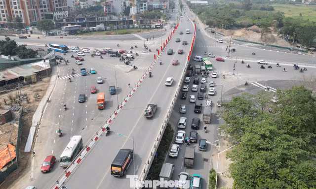Xe đi lại thế nào khi điều chỉnh giao thông tại công trình hầm chui nút giao Cổ Linh?