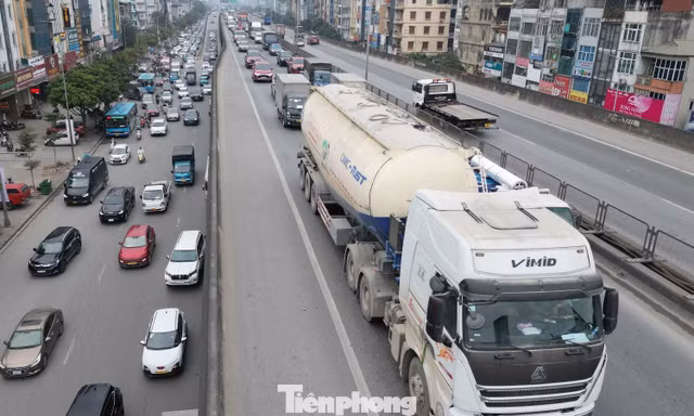 Xe tải 'phớt lờ' giờ cấm, Vành đai 3 trên cao lại ùn tắc