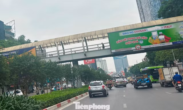 Biển quảng cáo 'bịt' mặt nhiều cầu vượt đi bộ tại Hà Nội