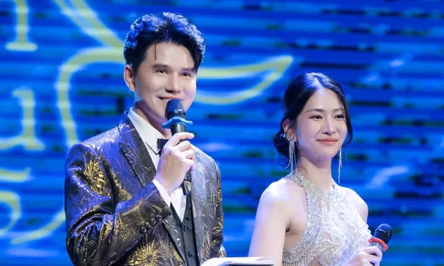 Tất bật chạy show lễ trao giải