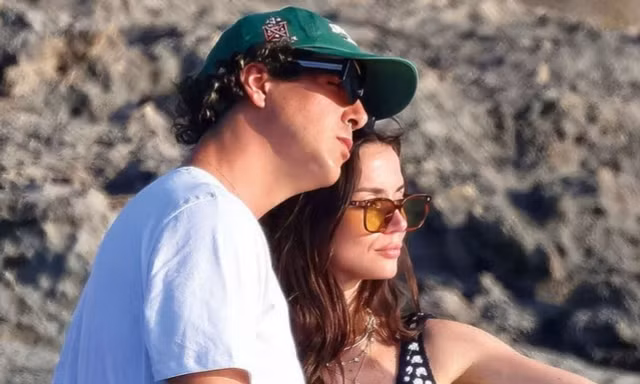Bond girl Ana de Armas chia tay Tom Cruise