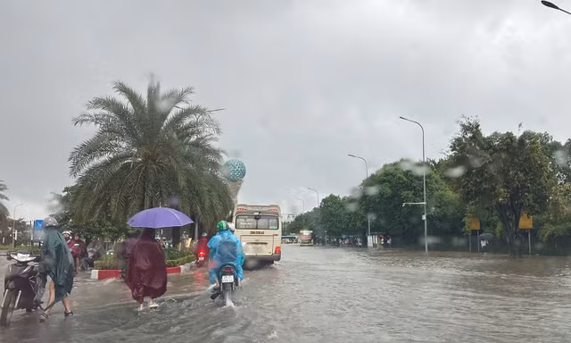 Điểm danh một số tuyến đường Hà Nội bị ngập, giao thông ùn tắc