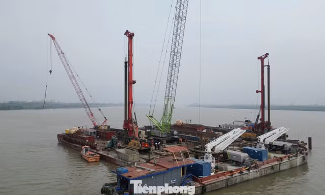Cầu Ngọc Hồi nối Hà Nội với Hưng Yên tăng tốc thi công hai trụ cầu tháp dây văng