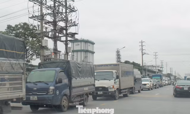 Xe tải ‘né’ trạm thu phí QL5, phá hỏng đường dân sinh