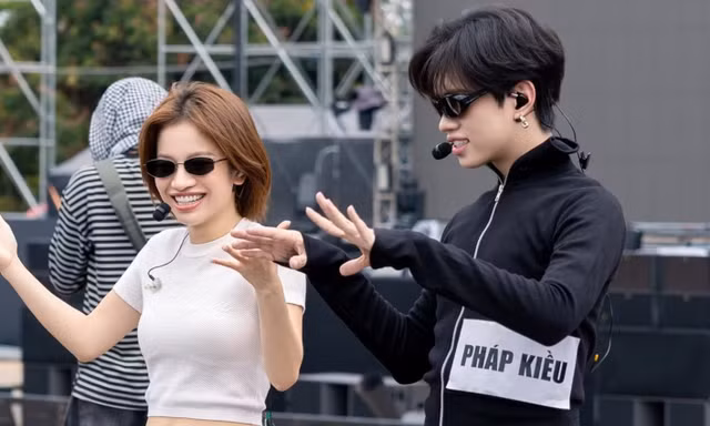 Hieuthuhai và dàn anh trai đội nắng xuyên trưa