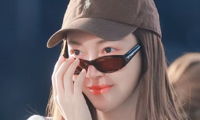 Khán giả vây kín công chúa Kpop tại sân bay Tân Sơn Nhất