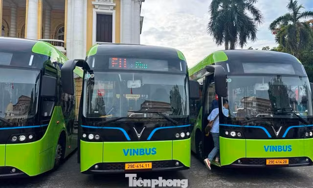 Khai trương tuyến buýt điện chở khách du lịch miễn phí đầu tiên tại Hà Nội