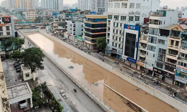 Như bể bơi khổng lồ sau mưa lớn, hầm chui Vành đai 2,5 hiện ra sao?