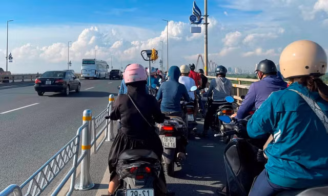 Ngày đầu dựng rào sắt, làn xe máy cầu Nhật Tân ùn tắc giờ cao điểm