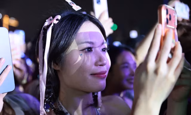 Concert Thanh xuân: Âm nhạc bùng nổ, mãn nhãn phần nhìn và sự tiếc nuối của khán giả