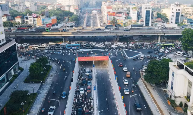 Hà Nội yêu cầu sớm xử lý các vết nứt tại hầm chui nút Lê Văn Lương