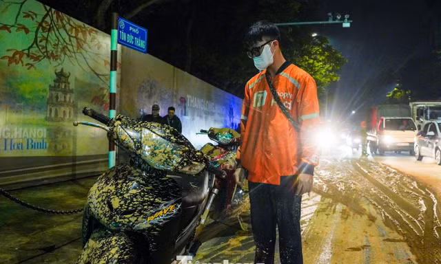 Truy tìm xe tải và nguồn bùn nhão đổ tràn trên phố 