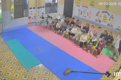 Giáo viên có hành vi bạo hành trẻ đã bị nhà trường cho nghỉ việc. Ảnh cắt từ clip.