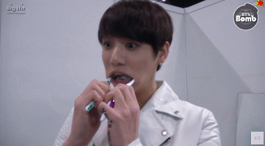 Vội quá thì hai tay hai bàn chải cho nhanh thôi anh em ơi.