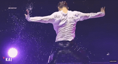 Kai (EXO) cũng tự hào gia nhập hội idol lưng đẹp của K-Pop.