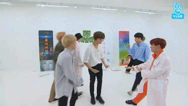 V kia, đừng có để trưởng nhóm muốn bắt tay mà phải đuổi theo thế chứ.