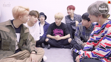 Có nhóm nhạc nào phũ hơn BTS, có trưởng nhóm nào tội nghiệp hơn RM không? Muốn đập tay với J-Hope mà bị từ chối thẳng thừng luôn.