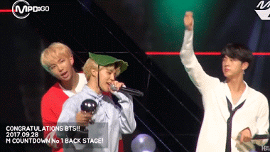 Trưởng nhóm tìm mọi cách muốn nói chuyện mà Jimin nhất quyết ngó lơ đây này.