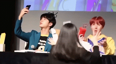 Người ta chơi súng phun nước, BTS có hẳn máy bắn tiền xịn xò này.