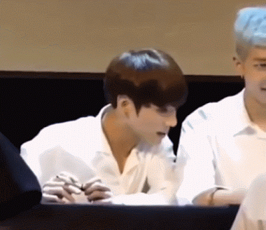 Đói quá rồi, trưởng nhóm RM cho em cắn một miếng nha.