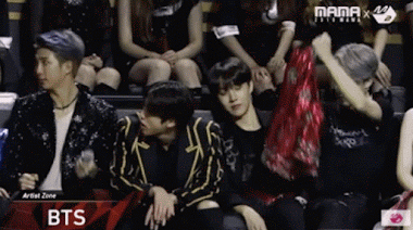 Với người bình thường, hẳn sẽ phải “nâng như nâng trứng, hứng như hứng hoa” chiếc áo khoác của Jimin. Vì nó trị giá tới 19 nghìn đô-la (khoảng 400 triệu đồng). Nhưng J-Hope thì hất thẳng áo xuống đất như thể đây là đồ hàng chợ vậy đó.