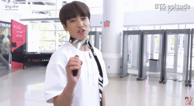 Đến cả quạt cầm tay cũng không thoát nổi cơn đói của Jungkook đâu nhé.