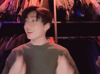 Jungkook sẵn sàng thể hiện ca khúc Promise của Jimin trong tủ quần áo hẳn hoi.