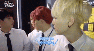 Đoán thử xem Jungkook đang ăn món gì? Giấy nhớ vo tròn lại, chắc ngon phải biết nhỉ.