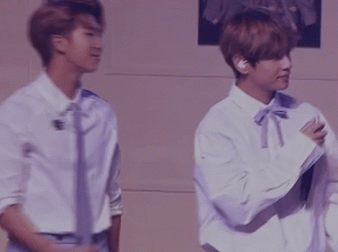 RM rõ là muốn bắt tay V. Nhưng sau vài giây chờ đợi mới thấy V quay lại, thì RM quyết định rụt tay lại cho rồi. Bắt tay mà phải chờ lâu thế thì thôi, ngượng chết đi được ấy chứ.