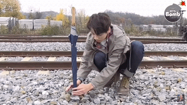 Người ta trồng cây xanh, Jungkook đây trồng cây ô. Mà phải trồng ở giữa bãi đá sỏi mới tốt nhé.