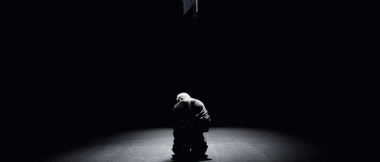 Sở hữu gương mặt đẹp nhất thế giới chưa đủ, V (BTS) còn phải đốn tim fan bằng tấm lưng mịn màng này nữa cơ.