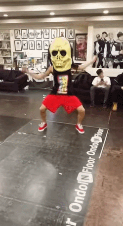 Nhảy thôi thì có gì đáng khoe, phải nhảy khi đeo mặt nạ xương sọ khổng lồ mới đáng nói chứ.