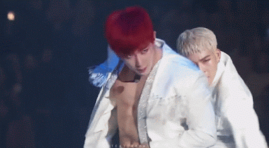 Wonho (Monsta) luôn tự tin khoe lưng trước khán giả như thế này.