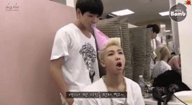 Ăn luôn cả mũ sinh nhật của RM luôn đây này.