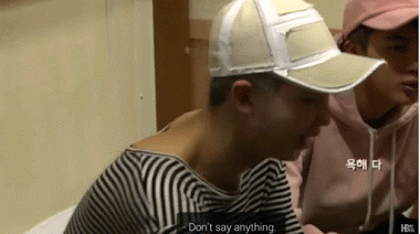 Đến cả em út Jungkook cũng không chịu bắt tay trưởng nhóm nữa là sao? Tay RM có gai chắc?