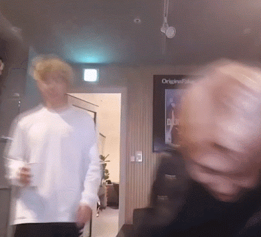 Muốn đập tay để cảm ơn người đã mang nước cho mình, mà cũng bị từ chối luôn.