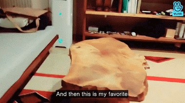 Chắc chắn sẽ khối người đoán nhầm giá của chiếc bàn trông như một khúc gỗ này. Đây là chiếc bàn uống cà phê yêu thích của trưởng nhóm RM, đến từ một thương hiệu đồ nội thất cao cấp và có giá 20 nghìn đô-la (khoảng 460 triệu đồng) chứ mấy.